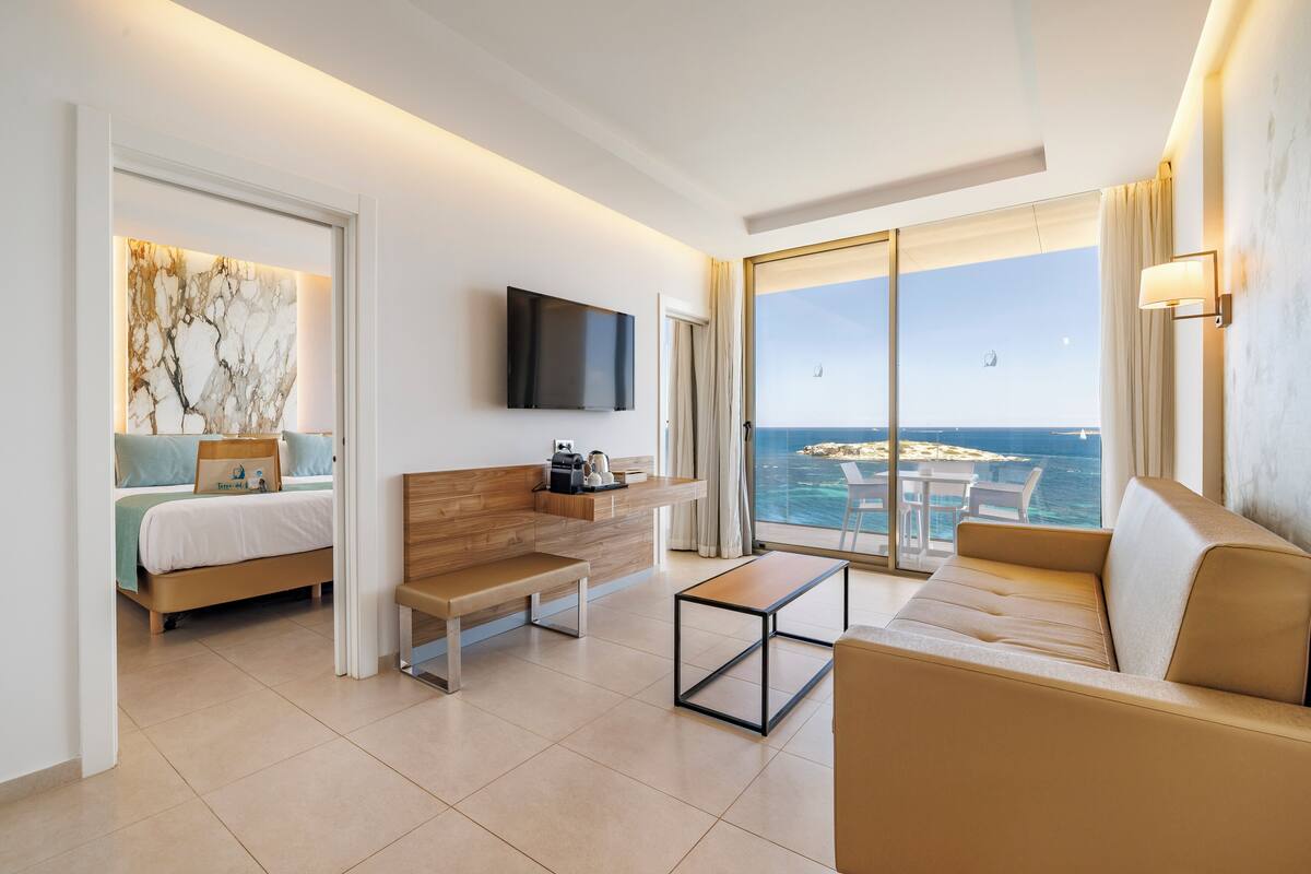 junior suite, sea view | living area | 43-inch flat-screen tv with satellite channels, tv