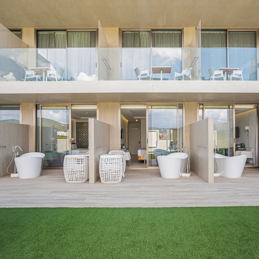 Elite Room, Jetted Tub, City View | Terrace/patio