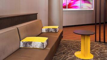 Lobby-lounge