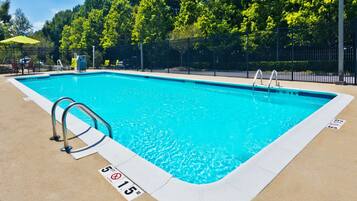 Una piscina al aire libre de temporada