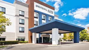 A modern hotel with a covered entrance, multiple floors, and a clear blue sky. - SpringHill Suites by Marriott Birmingham Colonnade (Birmingham)