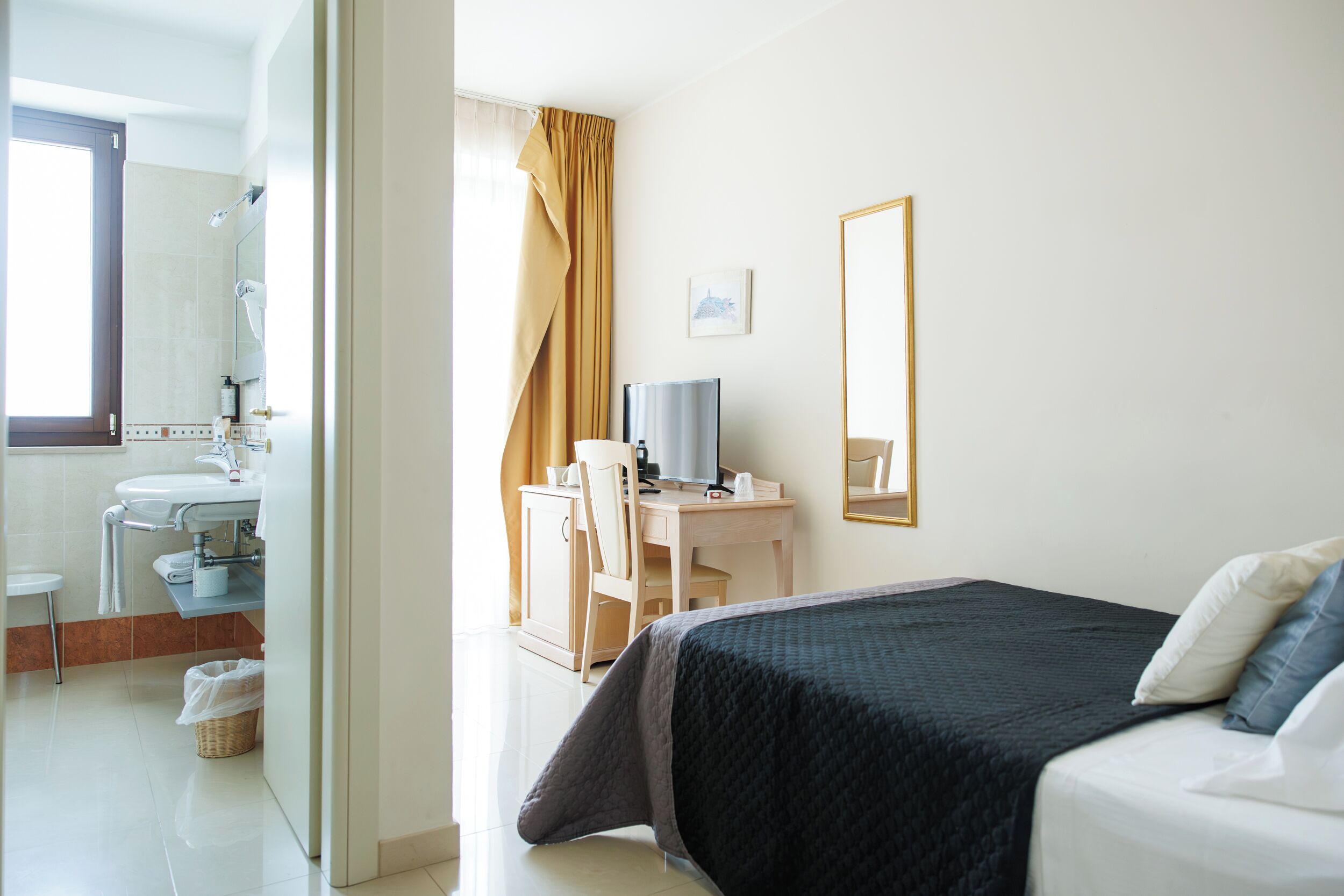 Single deluxe room | 욕실 | 무료 세면용품, 헤어드라이어, 비데, 타월
