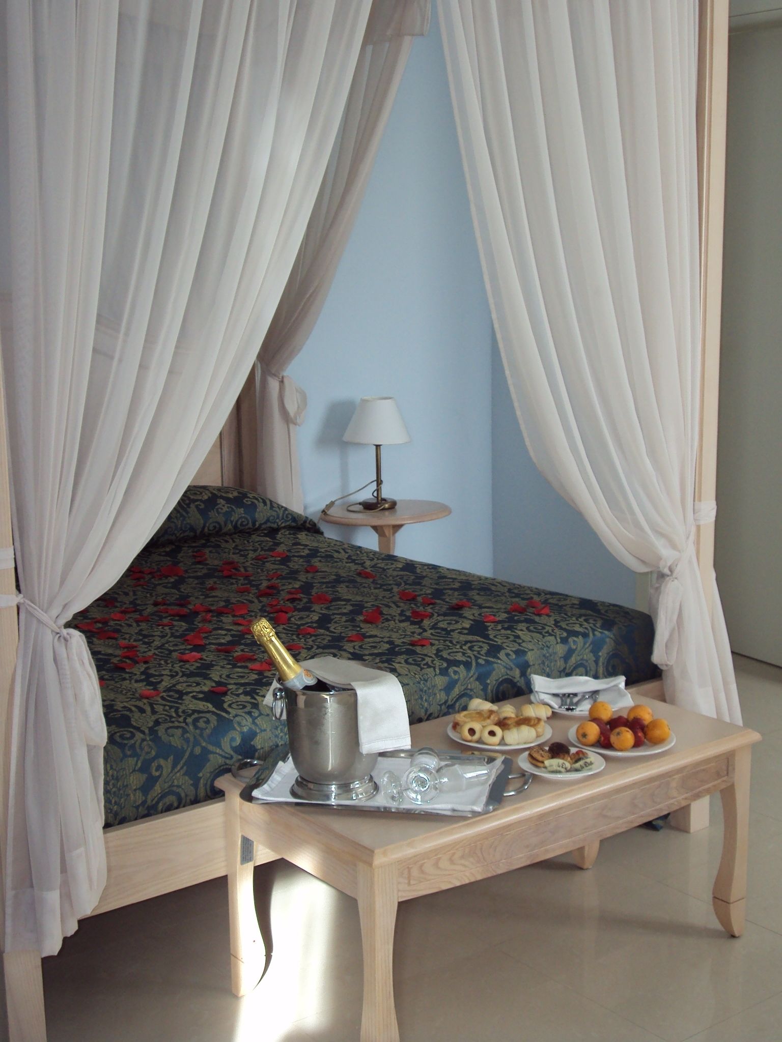 standard room | minibar, in-room safe, desk, soundproofing