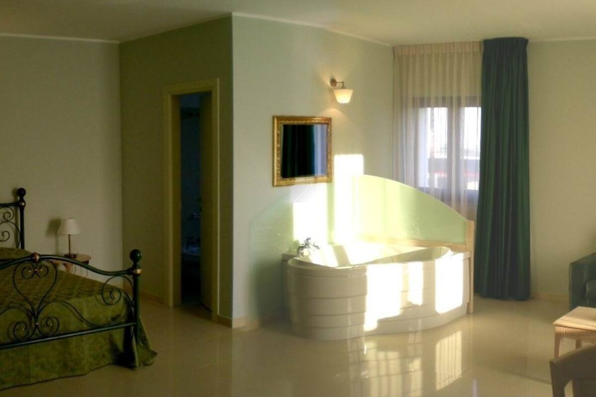 standard room | minibar, in-room safe, desk, soundproofing