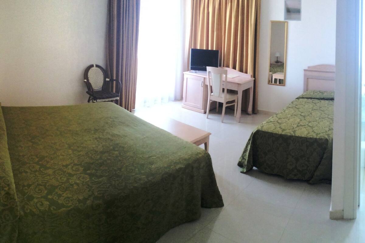 standard room | minibar, in-room safe, desk, soundproofing