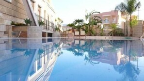 Piscine extérieure (ouverte en saison), parasols de plage