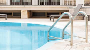 Piscine extérieure (ouverte en saison), parasols de plage