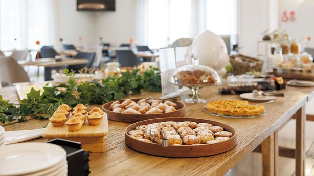Ein reichhaltiges Buffet mit verschiedenen Gebäck- und Dessertspezialitäten.