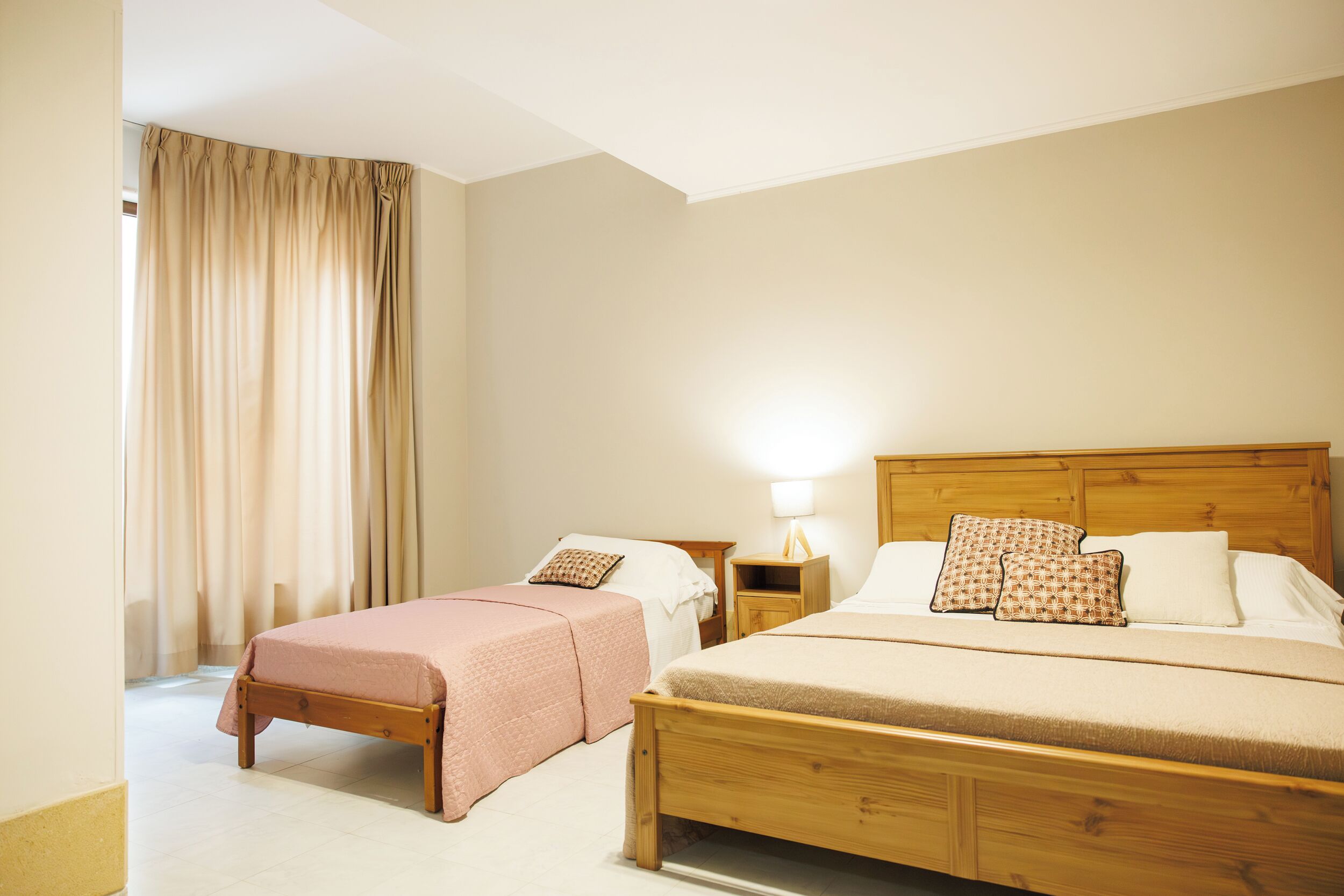 Standard Room | Minibar, in-room safe, desk, soundproofing