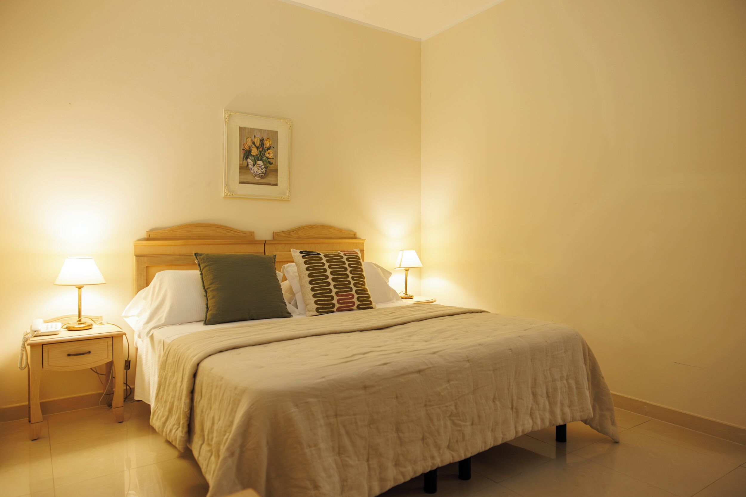 มินิบาร์, ตู้นิรภัยในห้องพัก, โต๊ะทำงาน, ห้องเก็บเสียง