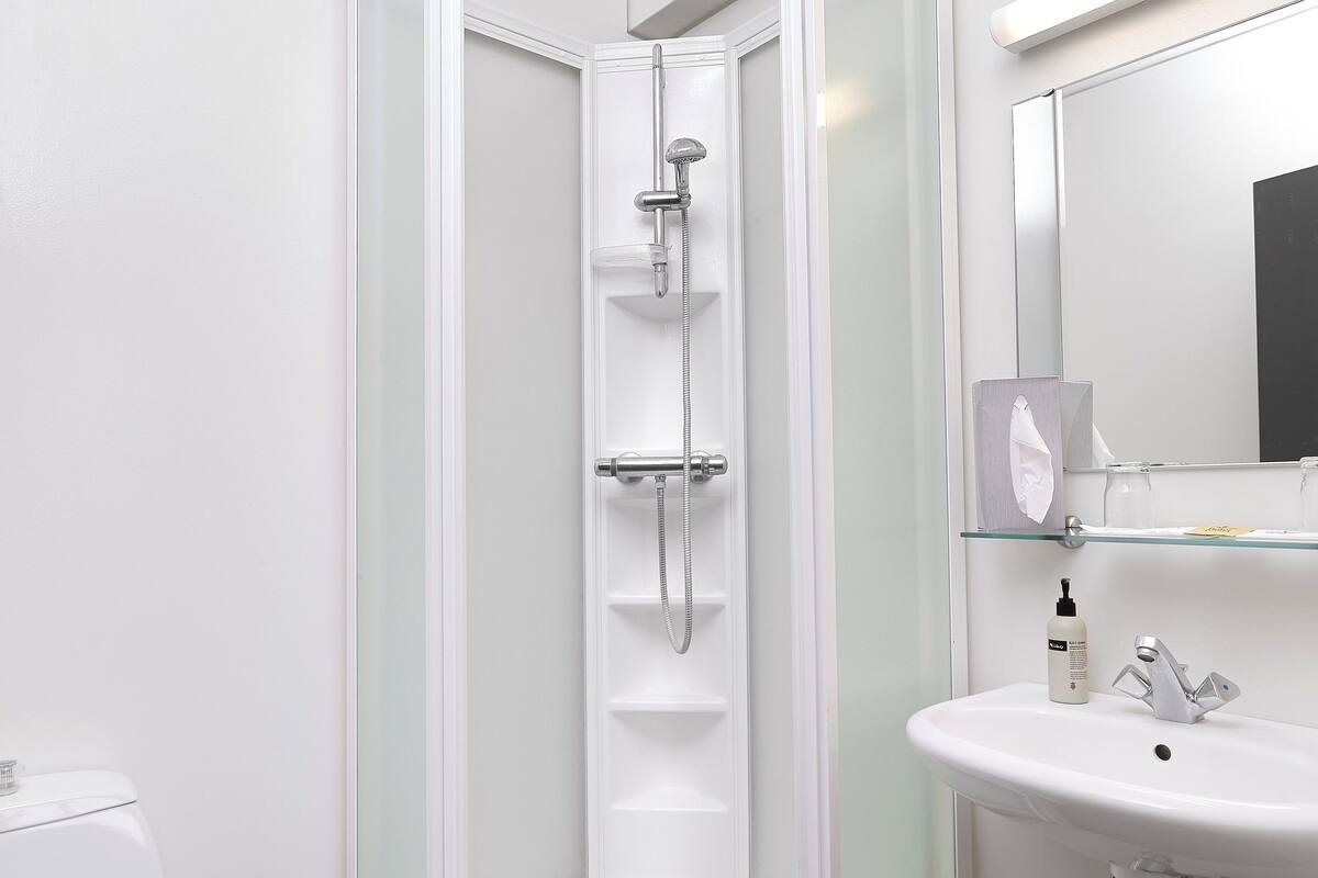 eco-friendly toiletries, towels