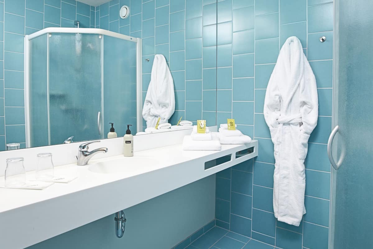 eco-friendly toiletries, towels