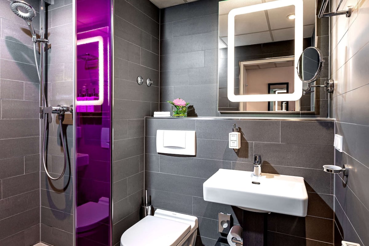 shower, free toiletries, hair dryer, towels