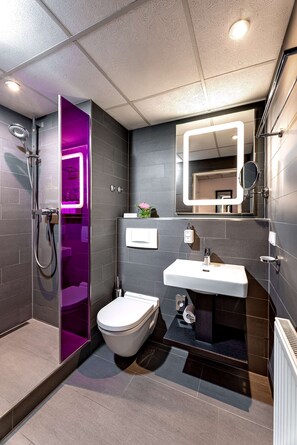 Shower, free toiletries, hair dryer, towels - Park Inn by Radisson Nuremberg (Nuremberg)