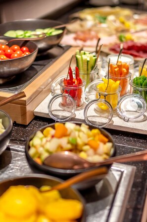 Se ofrece un desayuno bufé todos los días (por un coste adicional)