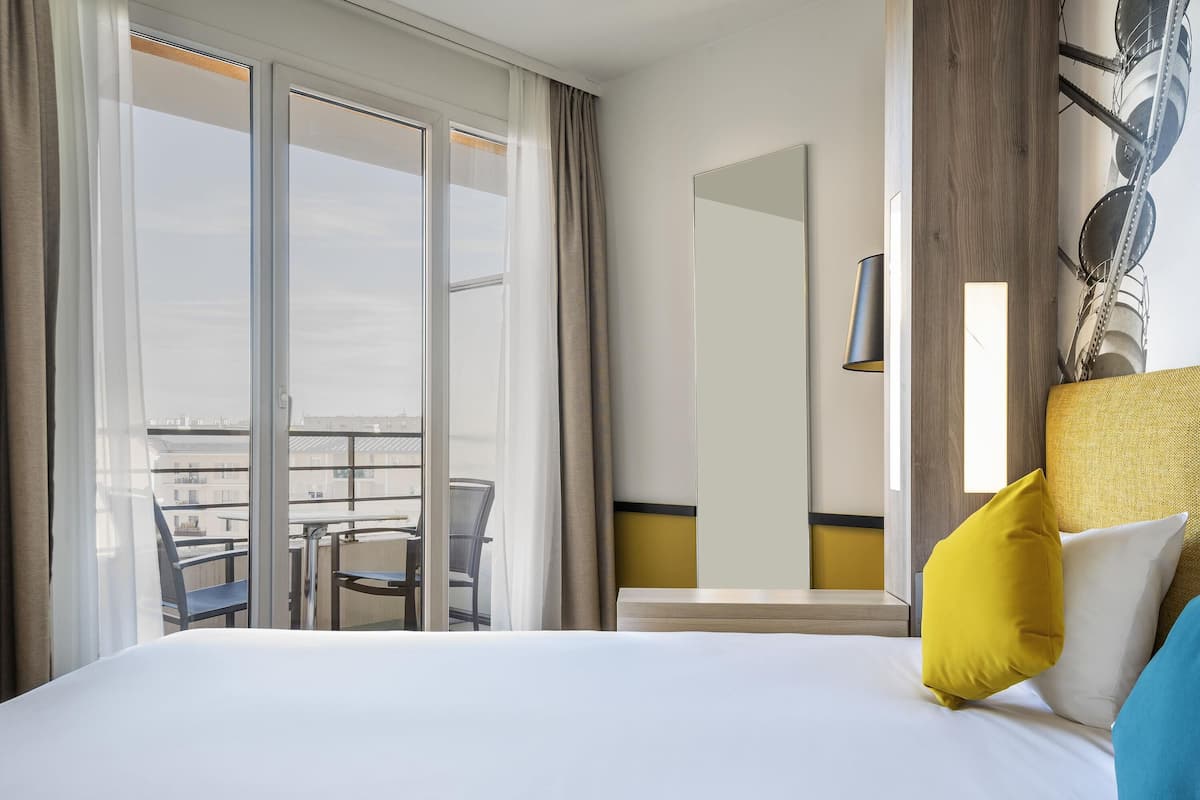 Leilighet, 1 soverom, balkong | Safe på rommet, skrivebord, blendingsgardiner og lydisolert