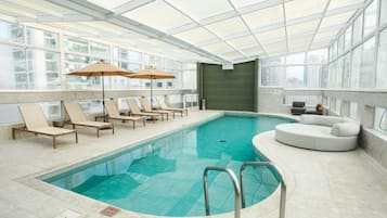 Una piscina techada, una piscina al aire libre