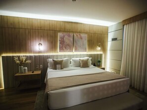 Junior Suite, 1 King Bed, Sea View | Minibar, in-room safe, desk, soundproofing - Mercure Camboriu Hotel (Balneário Camboriú)