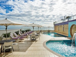 Indoor pool, outdoor pool - Mercure Camboriu Hotel (Balneário Camboriú)