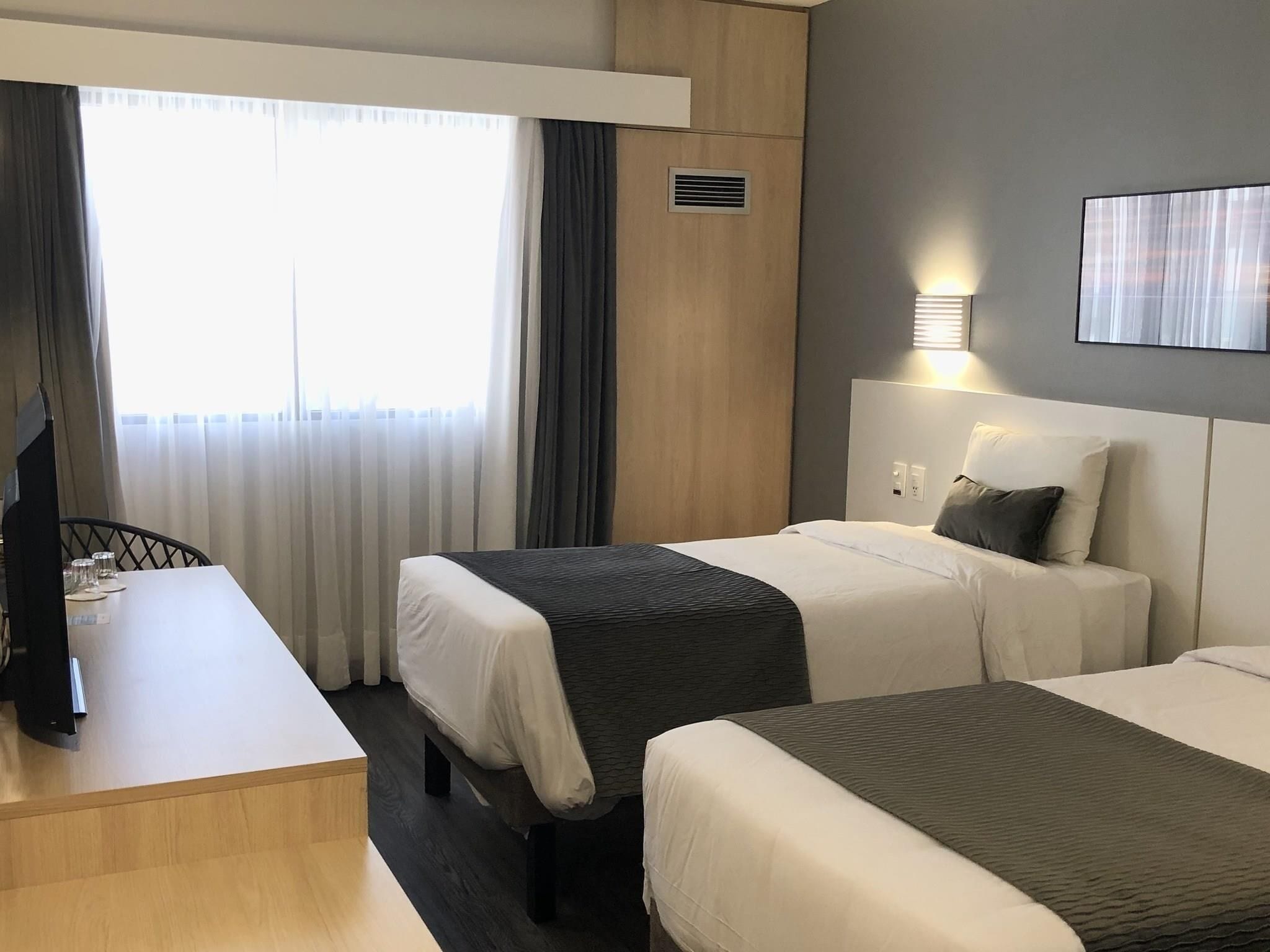 Habitación Deluxe con 2 camas individuales, 2 camas individuales, vista al mar | Minibar, caja de seguridad en la habitación y escritorio 