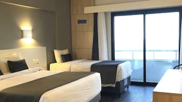 Luxury Room, 1 Double Bed, Sea View | Minibar, in-room safe, desk, soundproofing