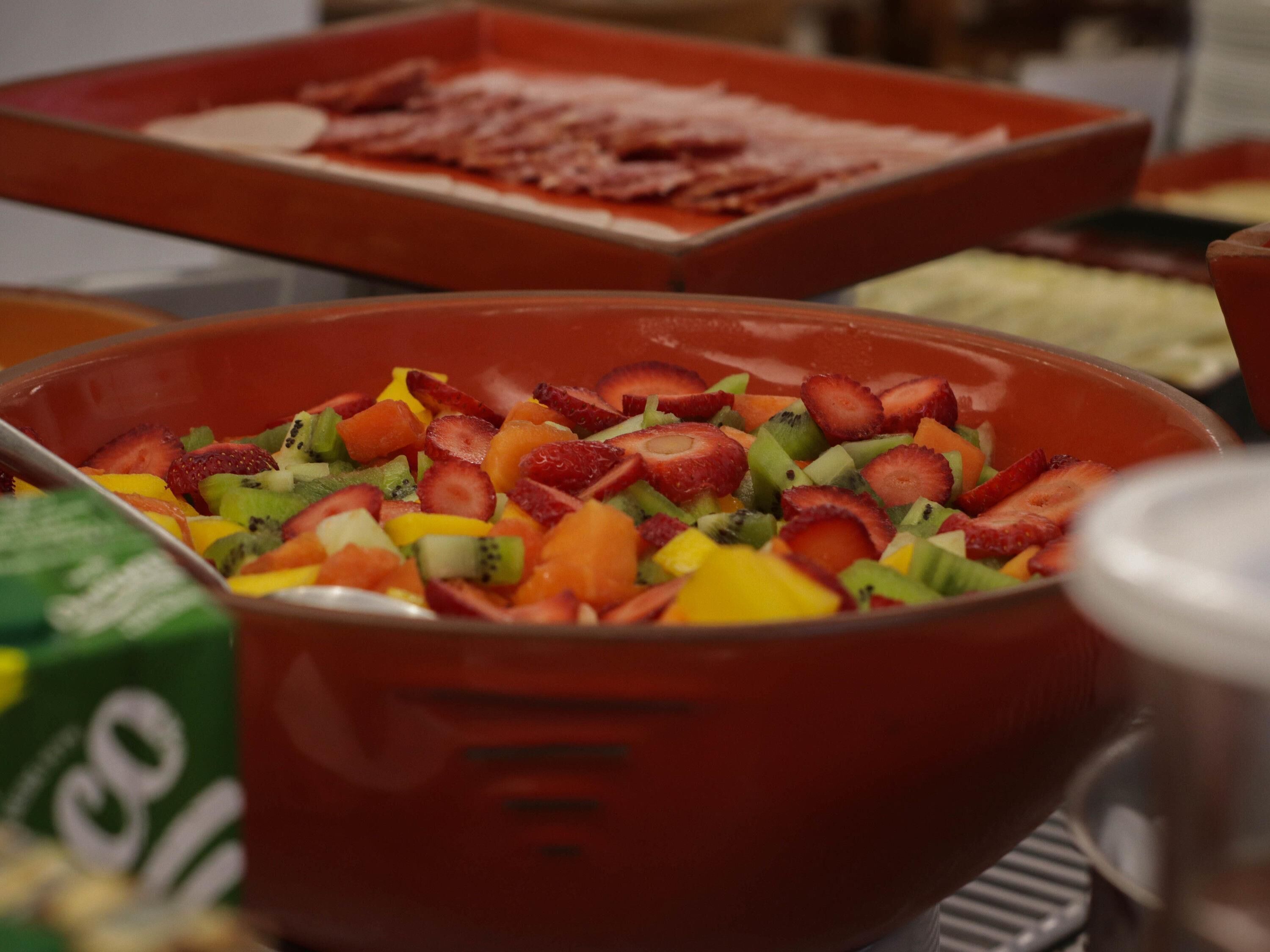 Une salade de fruits composée de fraises, de kiwis et de melon.