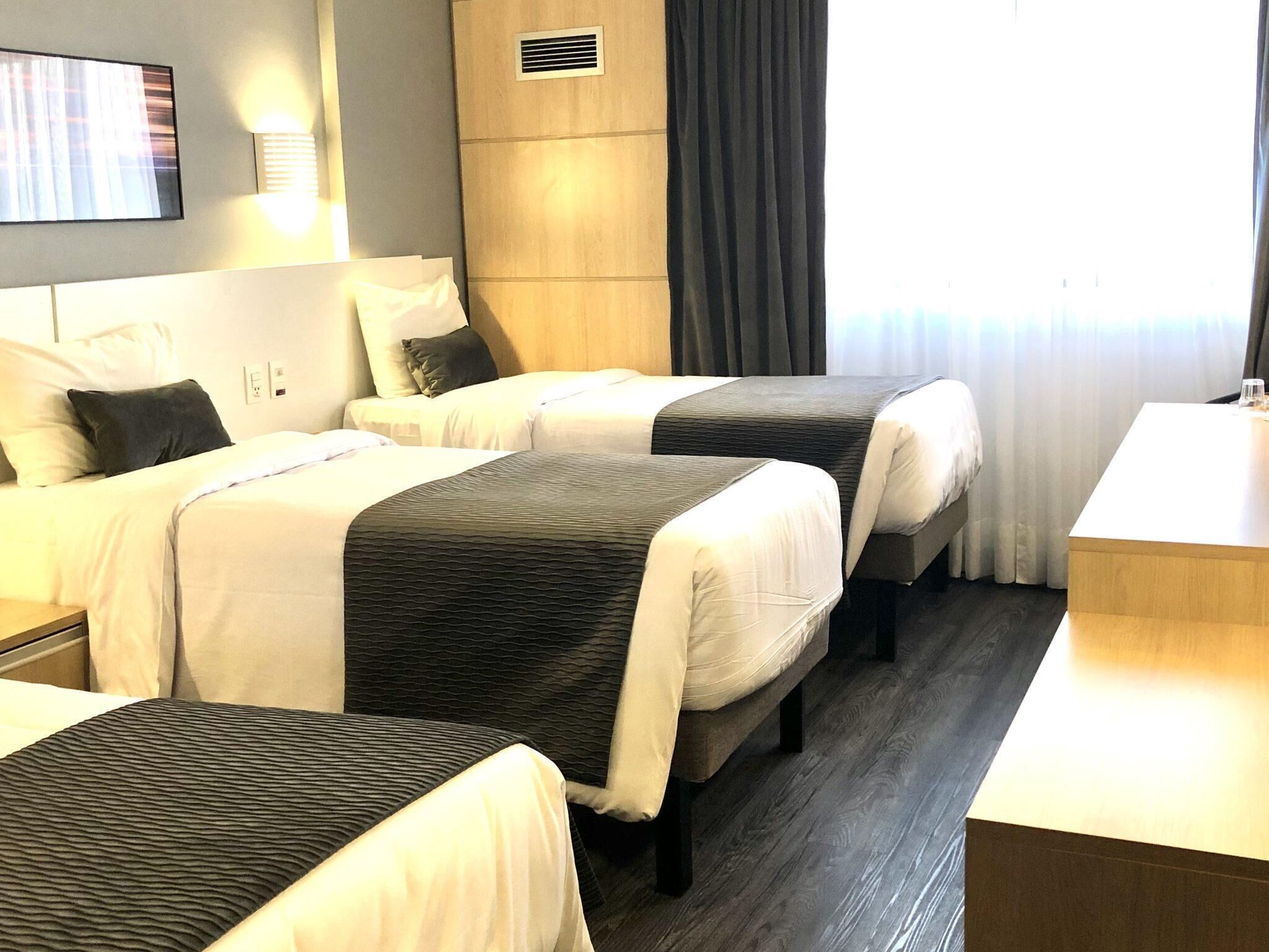 Kamar Standar, 3 Tempat Tidur Twin | Minibar, brankas, meja kerja, dan kedap suara