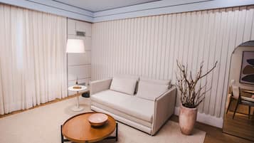 Suíte júnior, 1 cama King, vista para o mar | Frigobar, cofres nos quartos, escrivaninha, quartos à prova de som