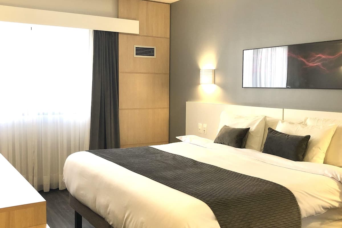 Habitación estándar, 1 cama matrimonial | Minibar, caja de seguridad en la habitación y escritorio