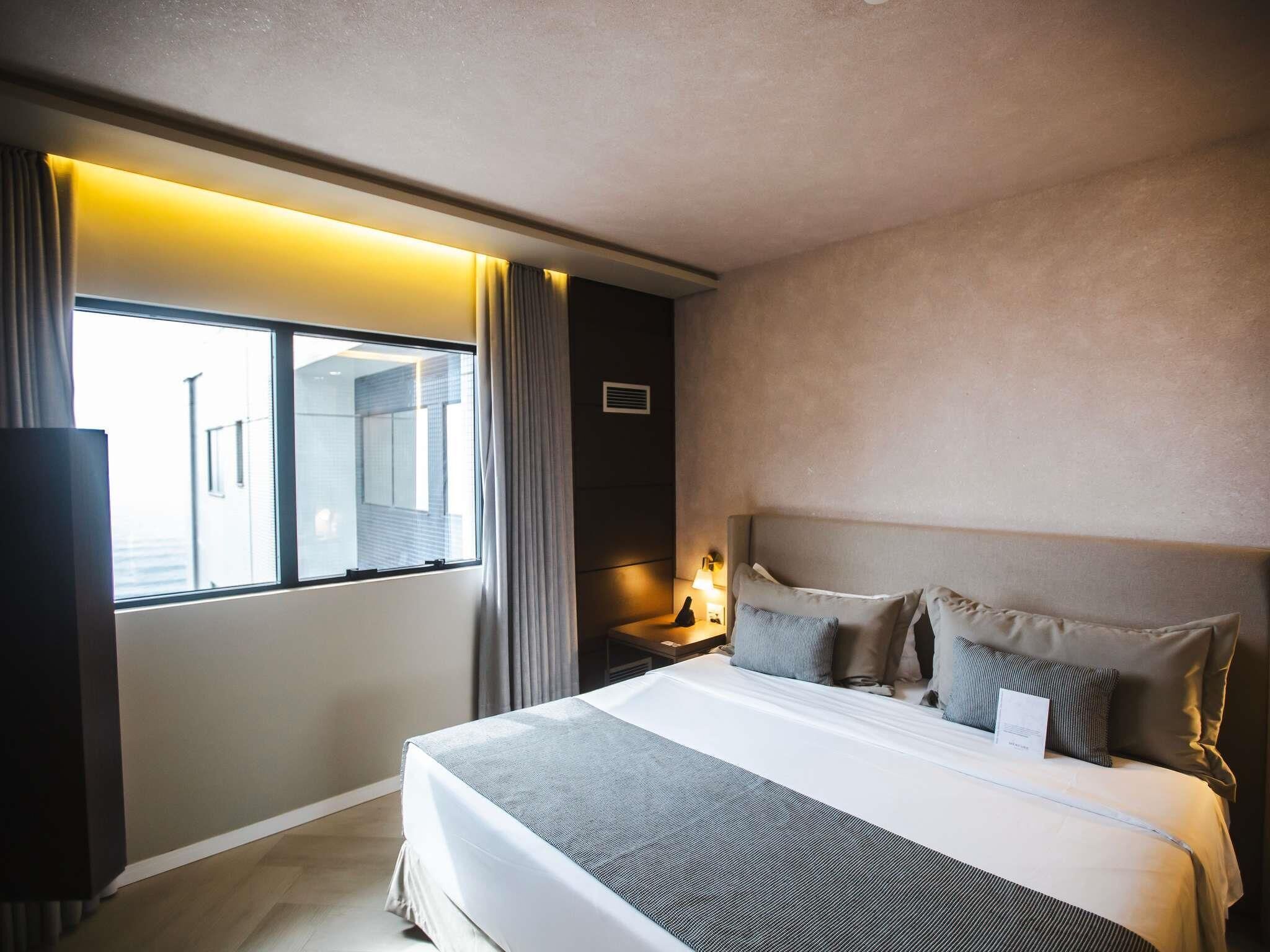 Suite Junior, 1 Tempat Tidur King dengan tempat tidur Sofa, pemandangan laut | Minibar, brankas, meja kerja, dan kedap suara
