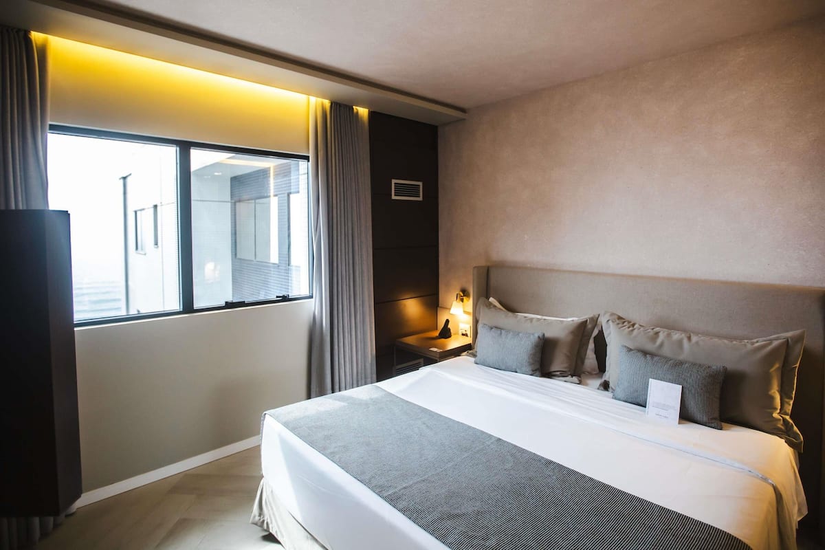 ジュニア スイート キングベッド 1 台ソファーベッド付き シービュー | ミニバー、セーフティボックス (室内)、デスク、防音設備