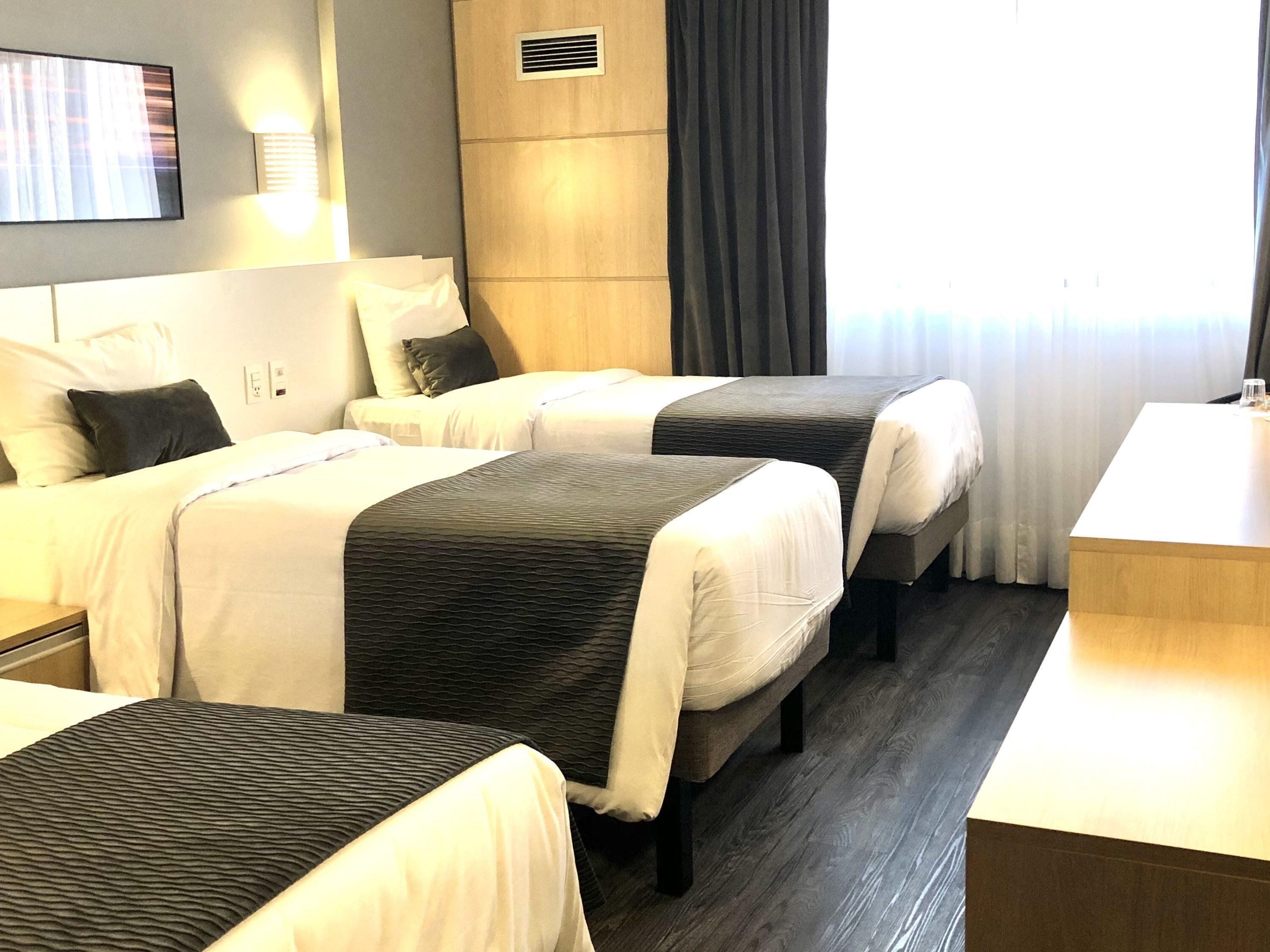 Habitación estándar, 3 camas individuales | Minibar, caja de seguridad en la habitación y escritorio 