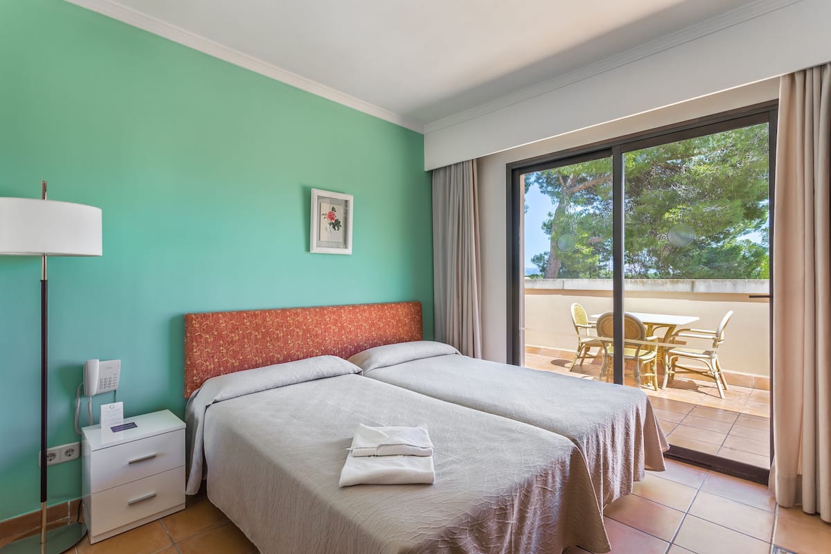 Minibar, desk, soundproofing, free cots/infant beds