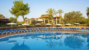 Een binnenzwembad, een buitenzwembad en ligstoelen