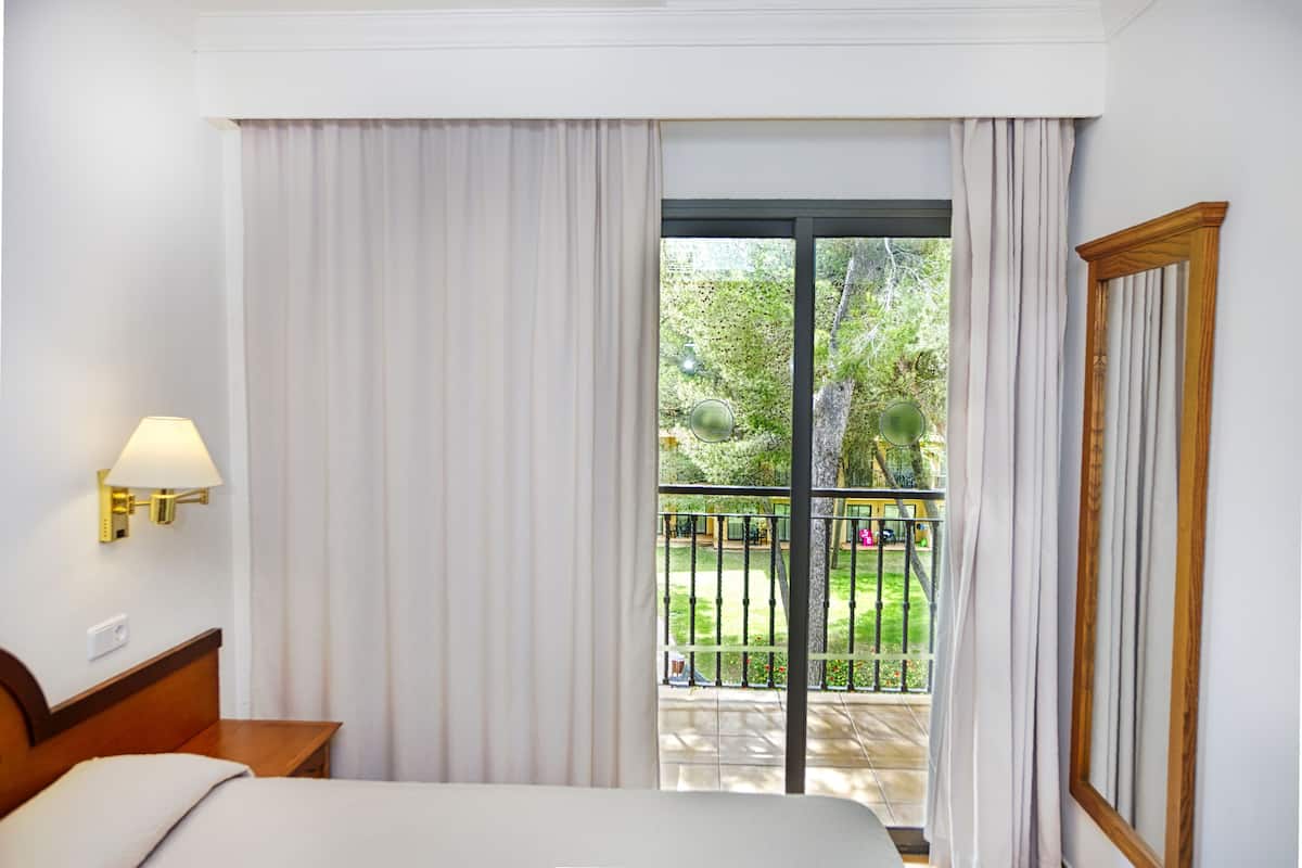 Minibar, desk, soundproofing, free cots/infant beds