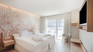 Minibar, caixa forta a l'habitació, escriptori i cortines opaques