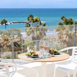 5 bars/lounges, een poolbar