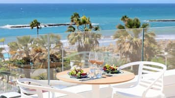 5 bars/lounges, poolside bar