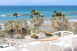 5 bars-salons, bar attenant à la piscine