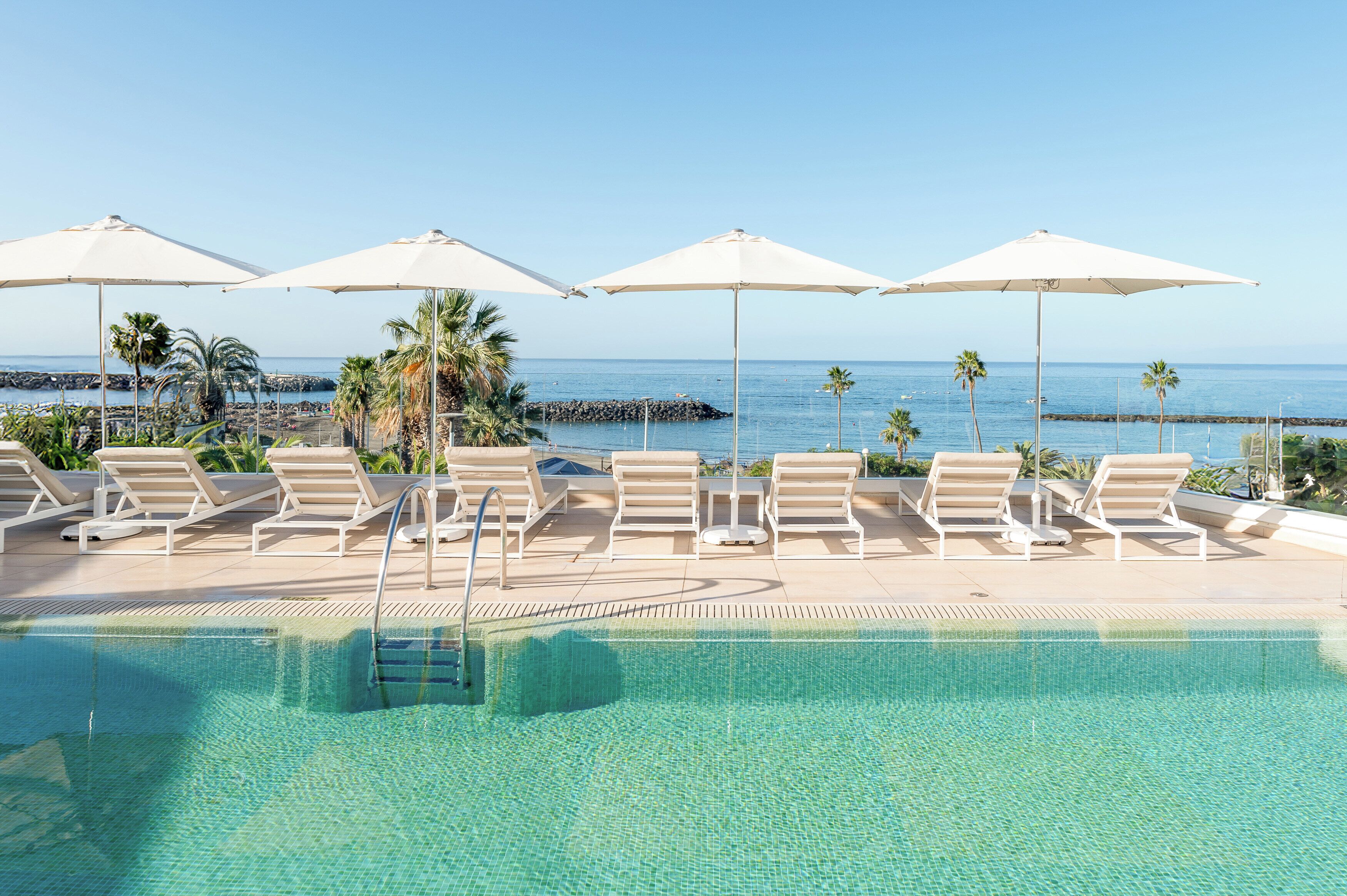 Ulkouima-allas avoinna 10.00–18.00, aurinkovarjoja, aurinkotuoleja