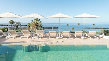 Piscina a l'aire lliure (horari: 10:00-18:00), para-sols i gandules