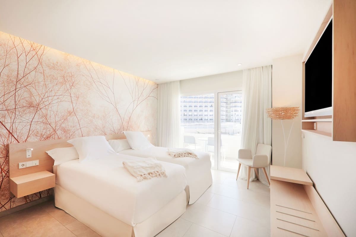 Minibar, caixa forta a l'habitació, escriptori i cortines opaques