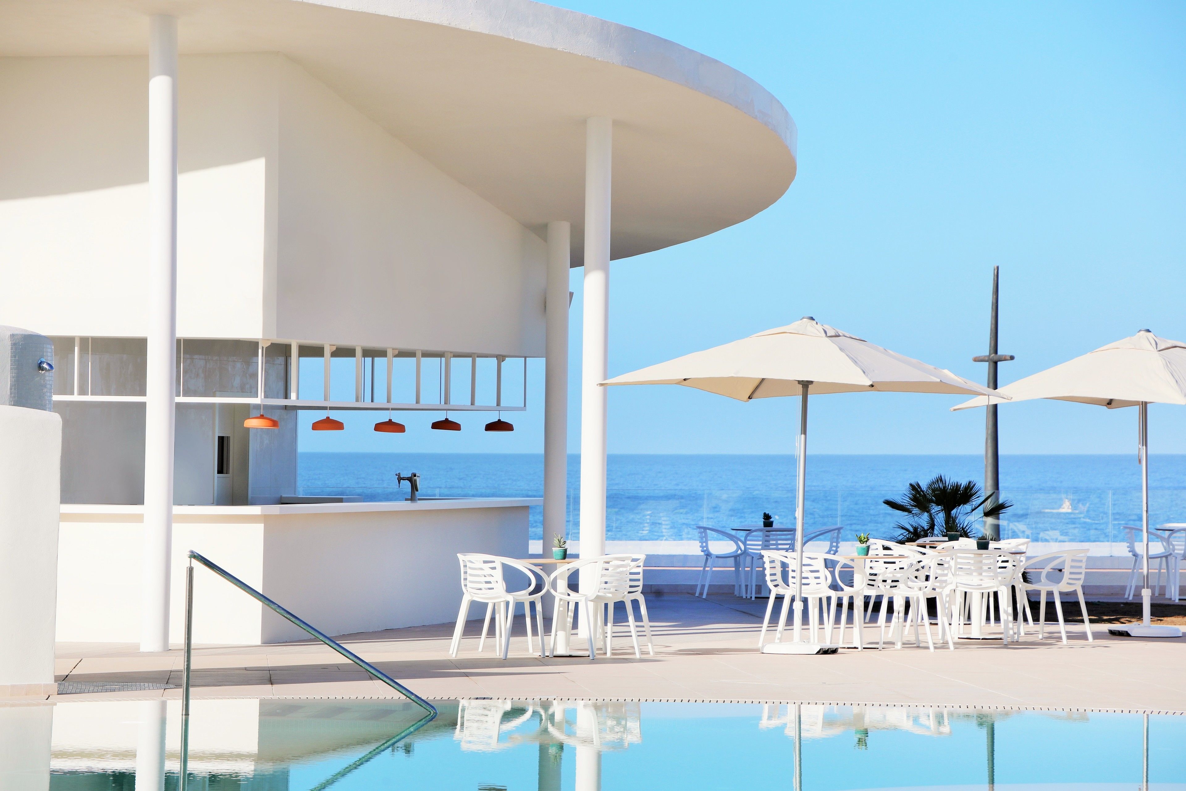 Una piscina al aire libre (de 10:00 a 18:00), sombrillas, tumbonas