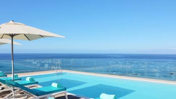 Piscine extérieure, parasols de plage, chaises longues