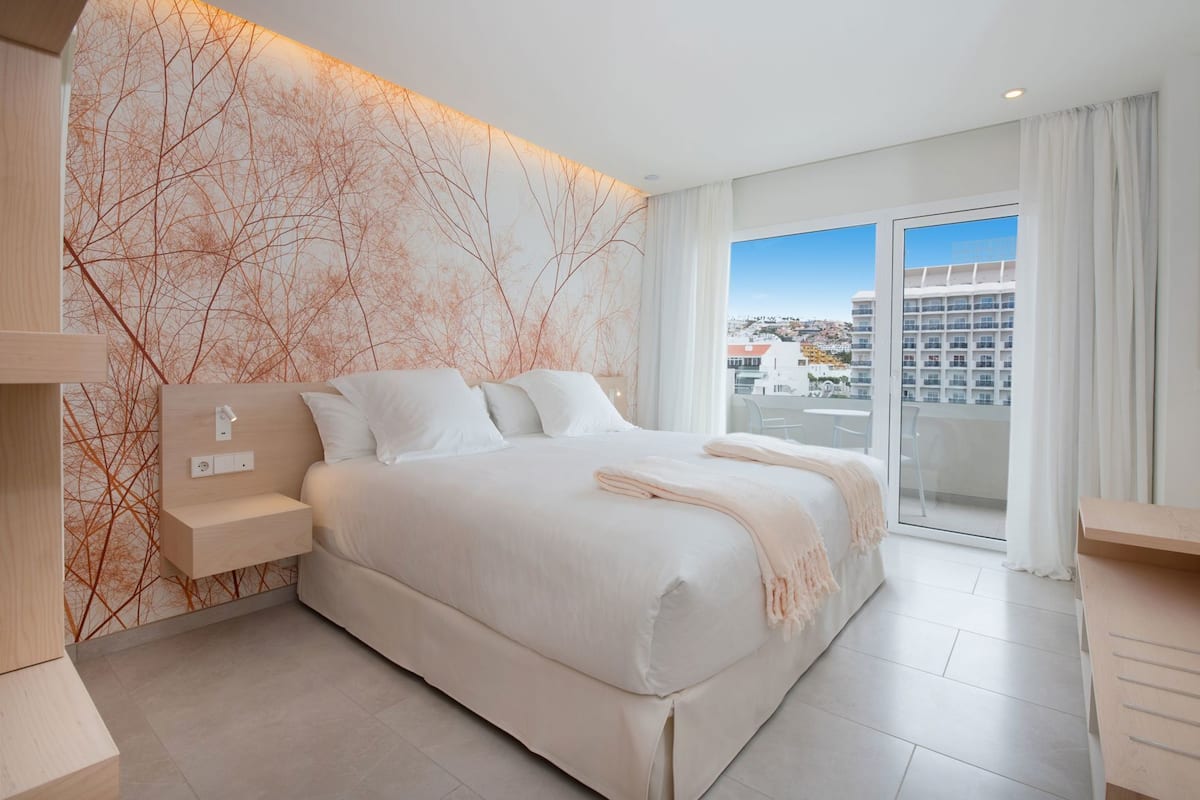 Minibar, caixa forta a l'habitació, escriptori i cortines opaques