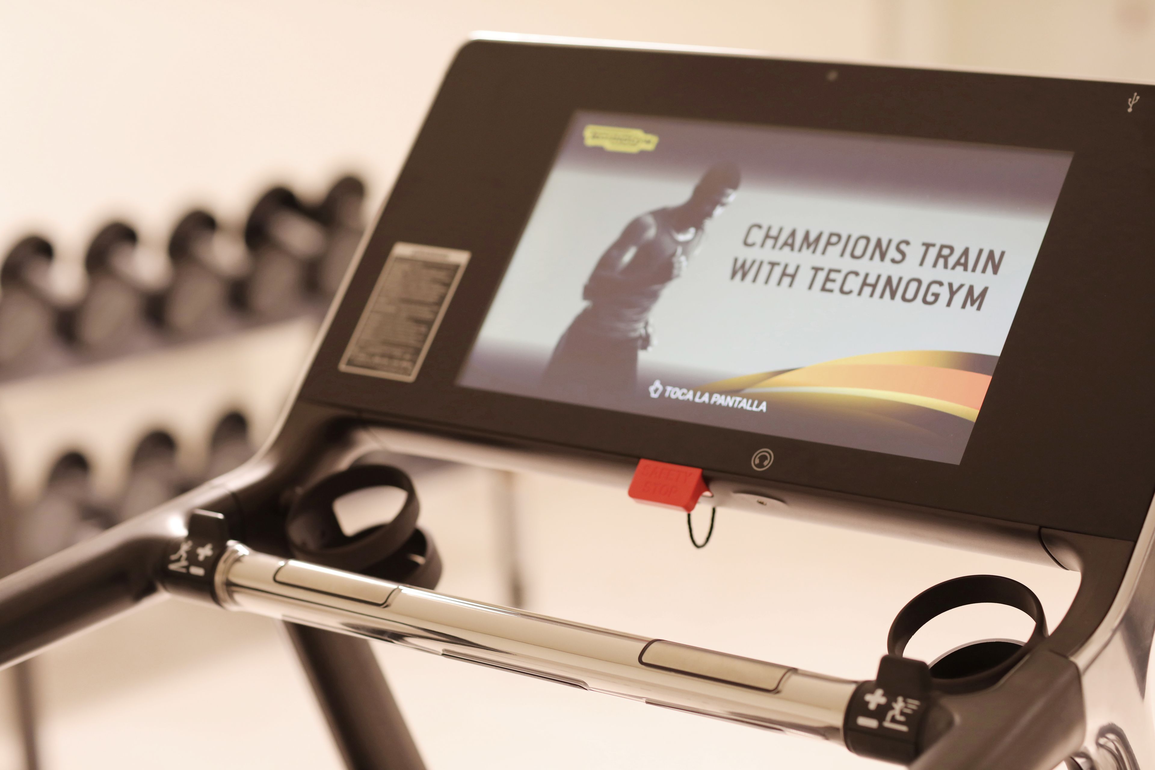 Een loopband met een digitaal display.