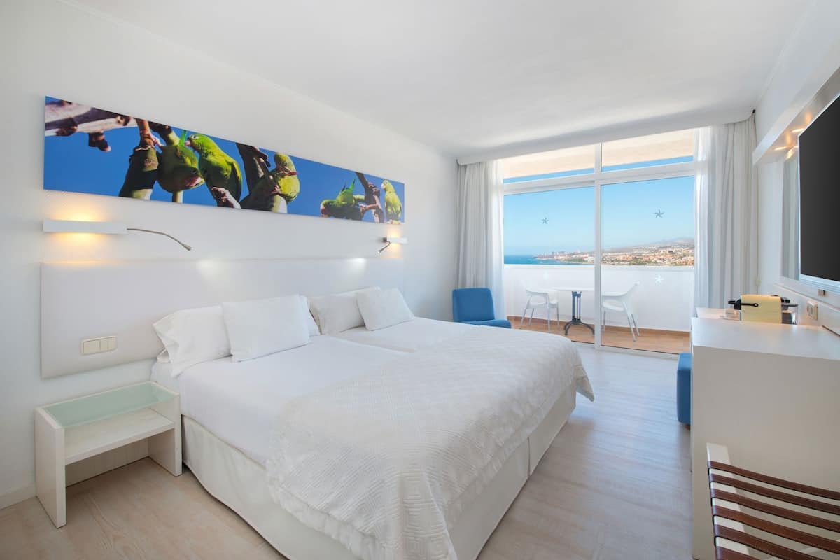 Minibar, Zimmersafe, individuell dekoriert, individuell eingerichtet