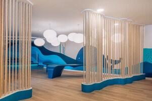 Zona de juegos infantil cubierta