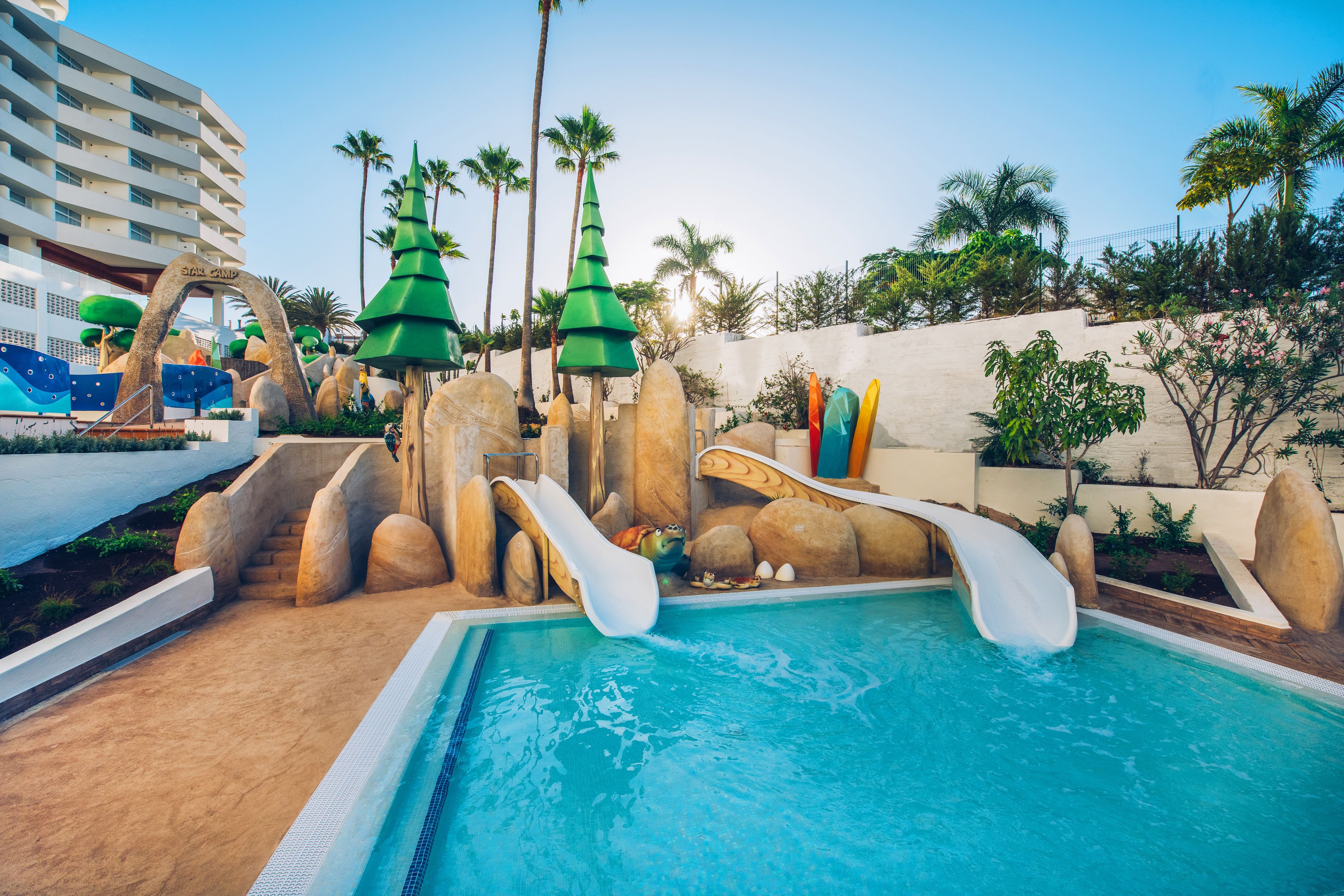 2 개의 야외 수영장, 수영장 파라솔, 일광욕 의자