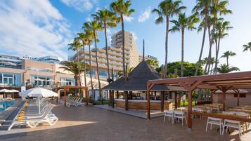 3 bars/lounges, een poolbar